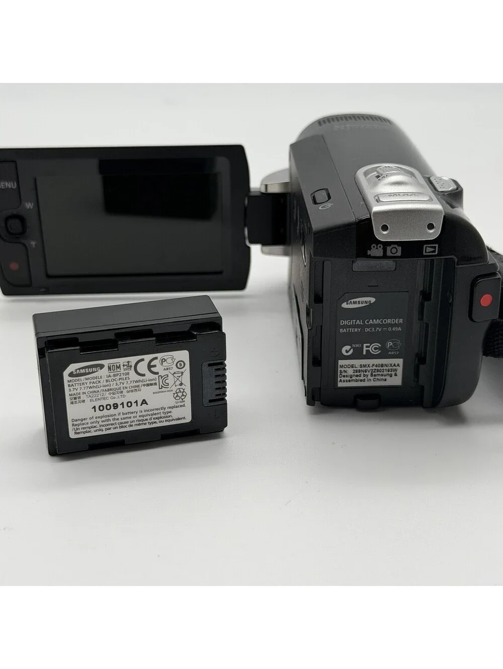 Samsung SMX-F40BN/XAA Digital Camcorder 65x Zoom Battery Charger Cables Bag